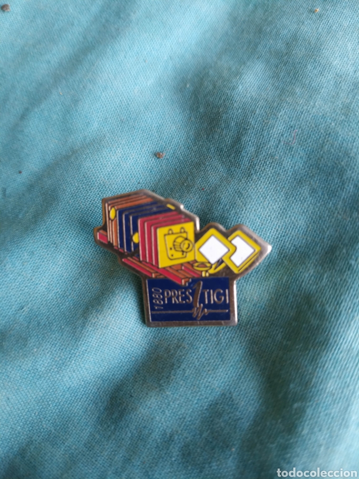 Pins de colecci&oacute;n: Pin c&aacute;mara de fotos antigua prestigi 1880