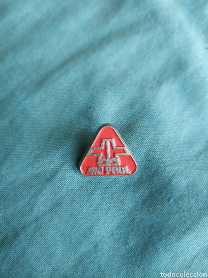 Pins de colecci&oacute;n: Pink ski pool deporte de invierno esqu&iacute; equipo de Suiza