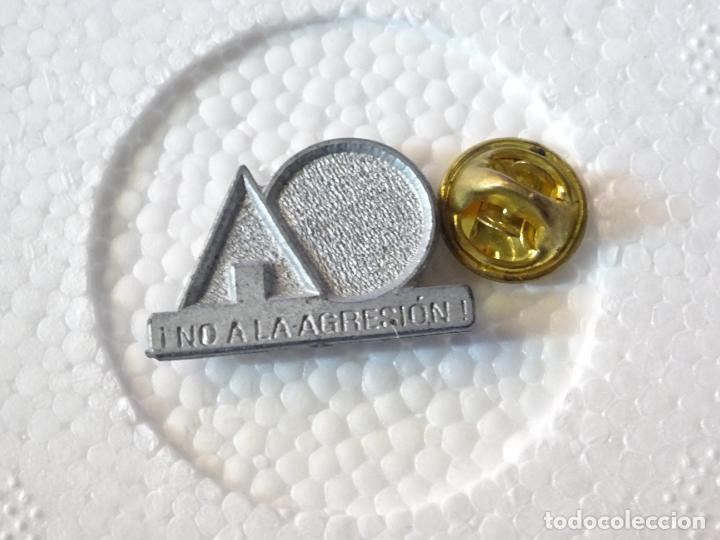 Pin's de collection: PIN POL&Iacute;TICO SINDICAL REIVINDICATIVO. NO A LA AGRESI&Oacute;N. INVASI&Oacute;N IRAK IRAQ?