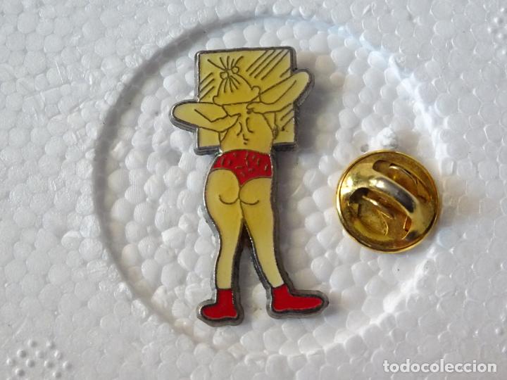 Pins de colecci&oacute;n: PIN MUJER DESNUDA PONI&Eacute;NDOSE SUJETADOR