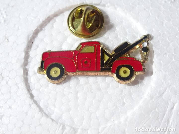 Pins e Spille di collezione: PIN DE COCHES MOTOS. COCHE CL&Aacute;SICO A&Ntilde;OS 50 70. CAMIONETA GRUA