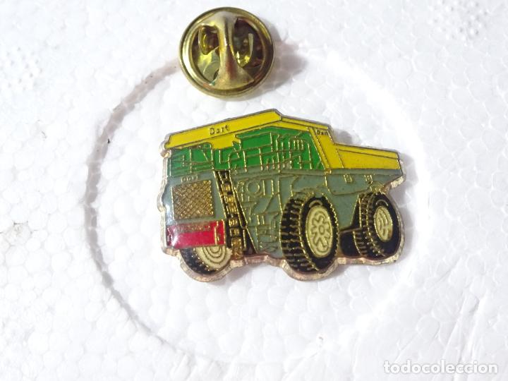 Collection pins: PIN DE COCHES MOTOS. MAQUINARIA CIVIL VOLQUETE DUMPER