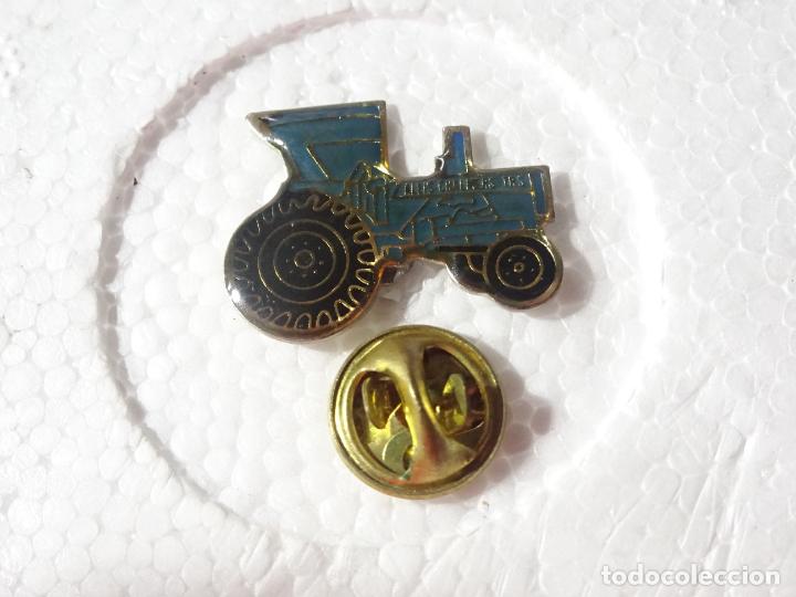 Pins e Spille di collezione: PIN DE COCHES MOTOS. MAQUINARIA AGR&Iacute;COLA, TRACTOR ALLIS CHALMERS