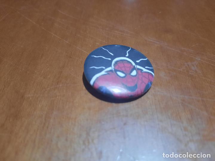 Pins de colecci&oacute;n: SPIDERMAN CON RAYOS. COMIC. CHAPA. 0,31 MM. DETR&Aacute;S MET&Aacute;LICA. BUEN ESTADO. DIFICIL