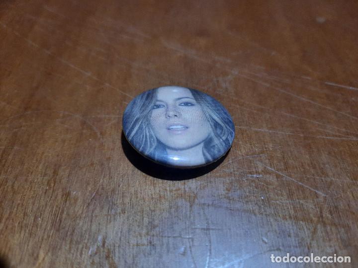 Pins de colecci&oacute;n: KATE BECKINSALE. ACTRIZ. CINE. CHAPA. 0,31 MM. DETR&Aacute;S MET&Aacute;LICA. BUEN ESTADO. DIFICIL