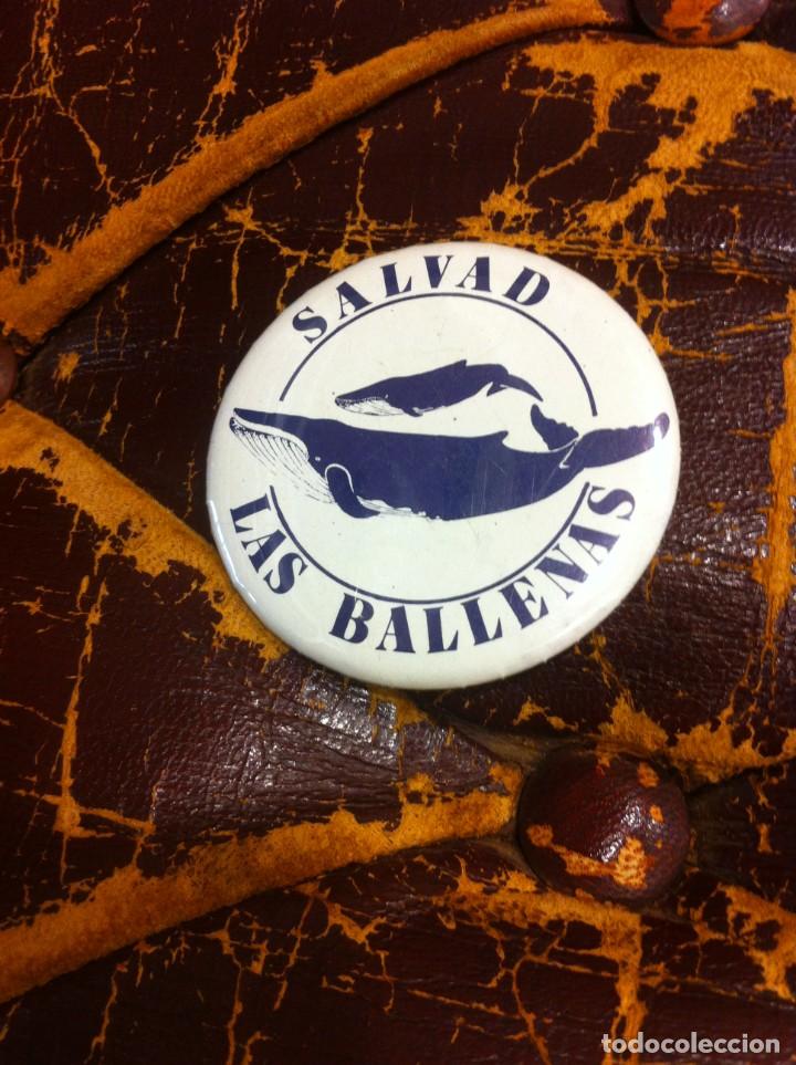 Pins de colecci&oacute;n: CHAPA CON IMPERDIBLE. SALVAD LAS BALLENAS. DI&Aacute;METRO: 5,5CM