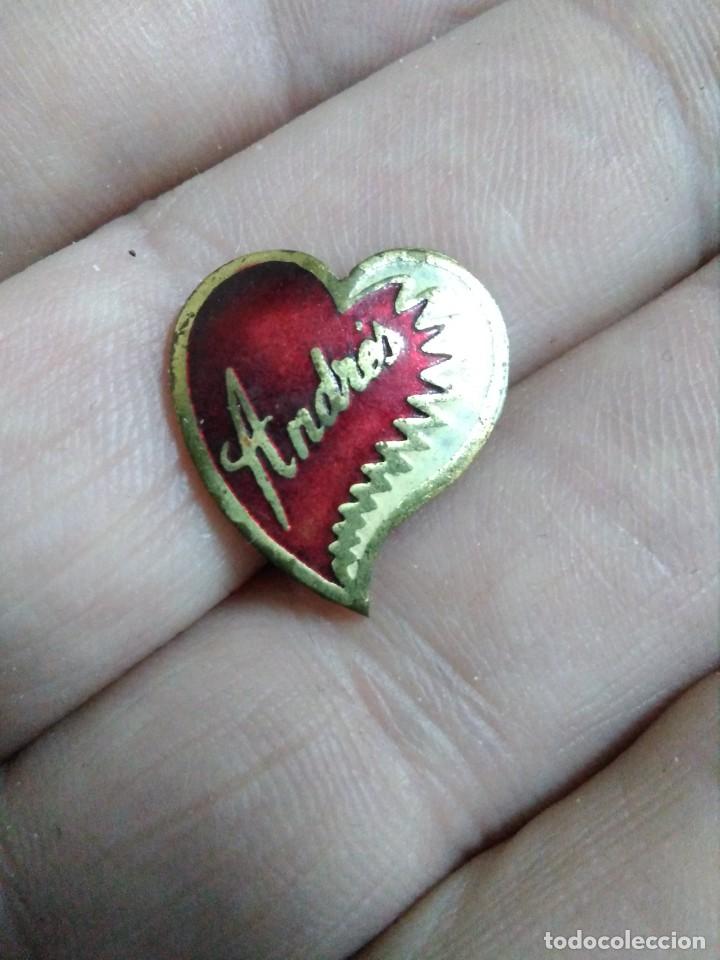 Pins de colecci&oacute;n: INSIGNIA CORAZ&Oacute;N A&Ntilde;OS 60 MENSAJE NOMBRE ANDRES