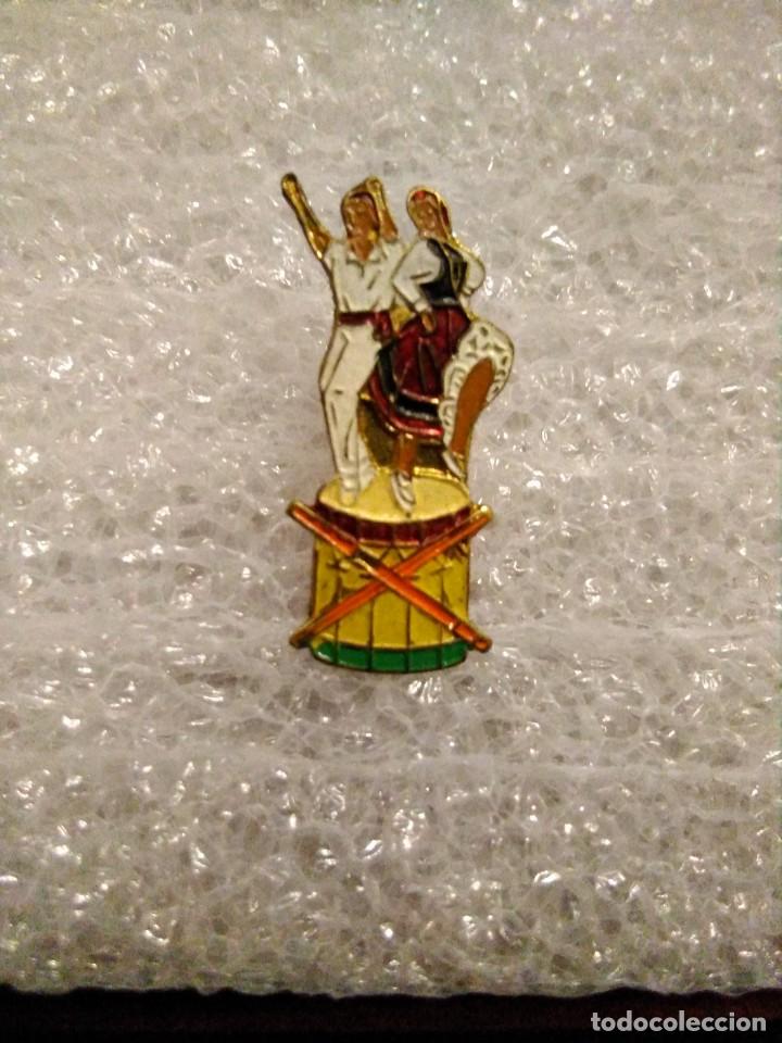 Pins de colecci&oacute;n: Insignia danzantes tambor txistulari traje regional vasco , Dantzari dantza