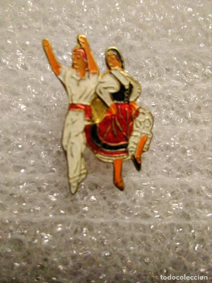 Pins de colecci&oacute;n: Insignia danzantes traje regional vasco , navarro , Dantzari dantza