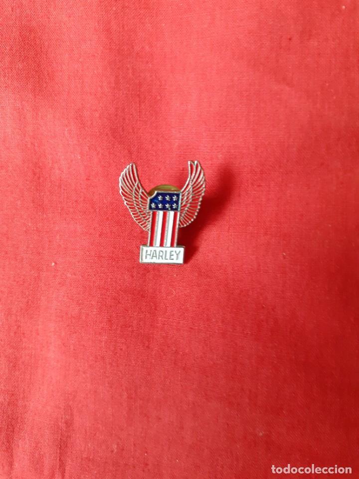 Pins de colecci&oacute;n: PIN HARLEY UNO 1 CON ALAS ROJAS - Foto 1