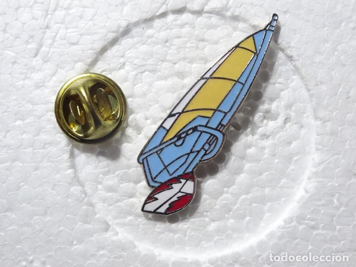 Pin's de collection: PIN DE BARCOS NAVIERAS COMPETICIONES MAR&Iacute;TIMAS. VELA WINDSURF