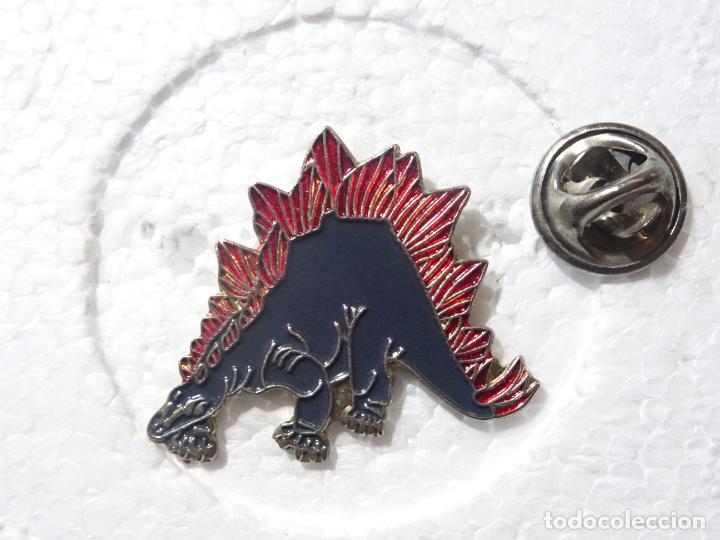 Pin's de collection: PIN DE DIBUJOS ANIMADOS DINOSAURIOS. DINOSAURIO ESTEGOSAURIO