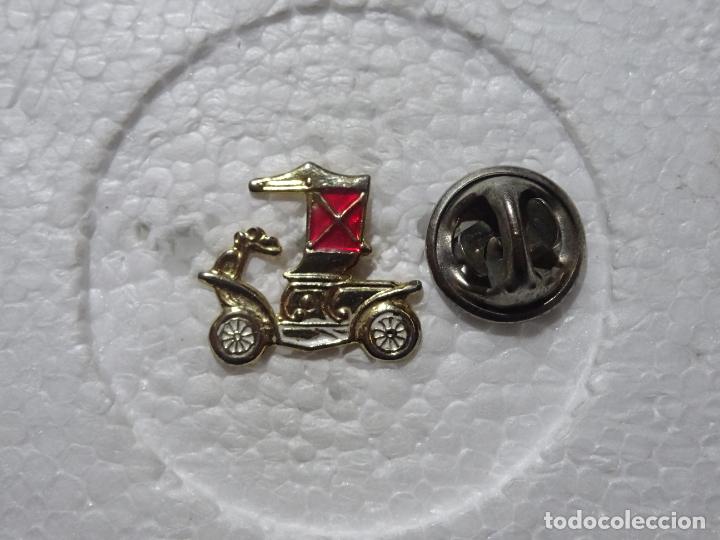 Pins de colecci&oacute;n: PIN DE COCHES MOTOS. COCHE COCHECITO SIGLO XIX