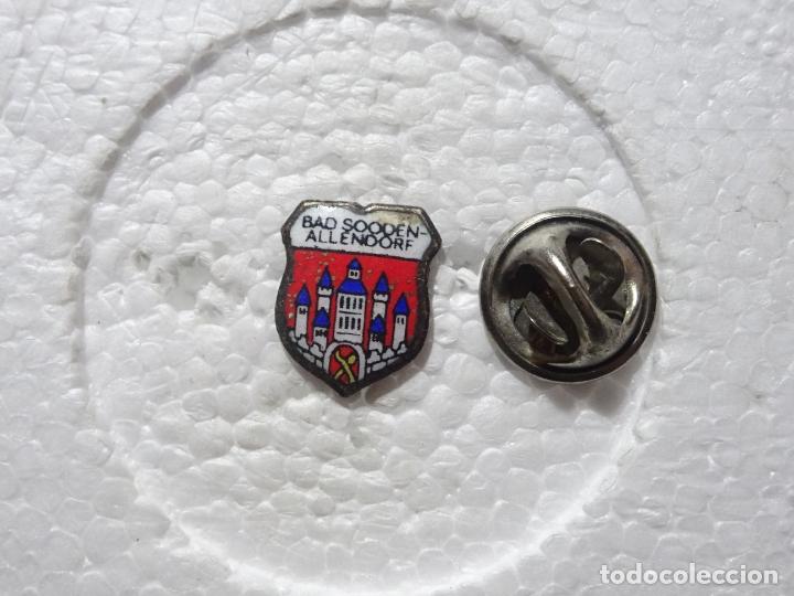 Pin's de collection: PIN DE TURISMO HER&Aacute;LDICA. ESCUDO HER&Aacute;LDICO BAD SOODEN ALLENDORF, ALEMANIA