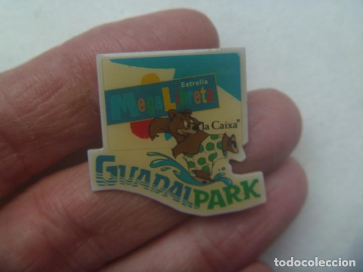 Pins de colecci&oacute;n: PIN PUBLICITARIO DE GUADALPARK , MEGALIBRETA DE LA CAIXA