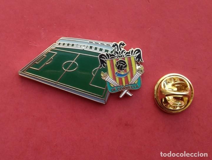 Pins de colecci&oacute;n: PIN FUTBOL - ESCUDO MAS ESTADIO - U.E. CORNELLA - NOU CAMP MUNICIPAL CORNELLA