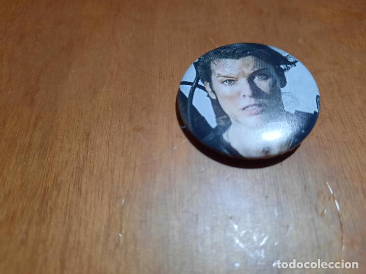 Pins de colecci&oacute;n: MILLA JOVOVICH. MONSTER HUNTER. CINE CHAPA. PIN. 0,31 MM. DI&Aacute;METRO. PARTE DE ATR&Aacute;S MET&Aacute;LICA. DIFICIL