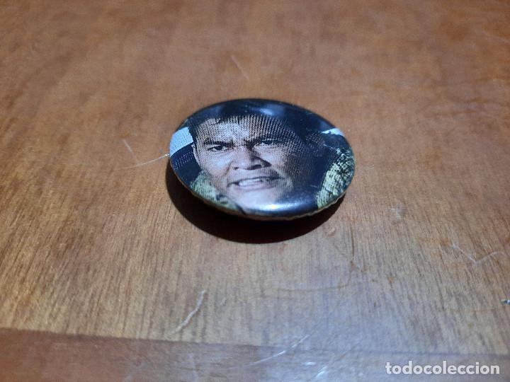 Sammlung von Pins: MONSTER HUNTER. TONY JAA. CINE CHAPA. PIN. 0,31 MM. DI&Aacute;METRO. PARTE DE ATR&Aacute;S MET&Aacute;LICA. DIFICIL