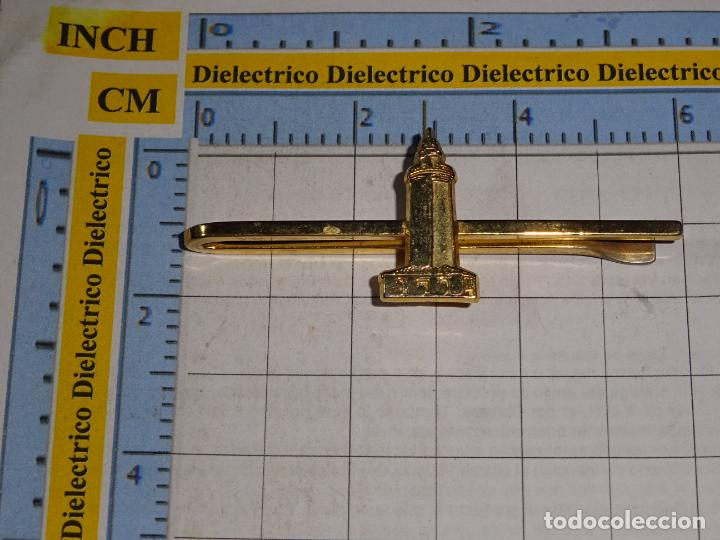 Pin's de collection: ALFILER DE CORBATA PILLACORBATAS. FARO FAROLA DE M&Aacute;LAGA