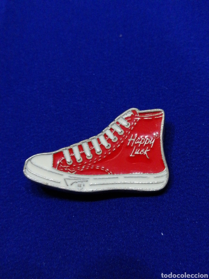 Pins de colecci&oacute;n: PIN ZAPATILLAS HAPPY LUCK A&Ntilde;OS 80 COLOR ROJO
