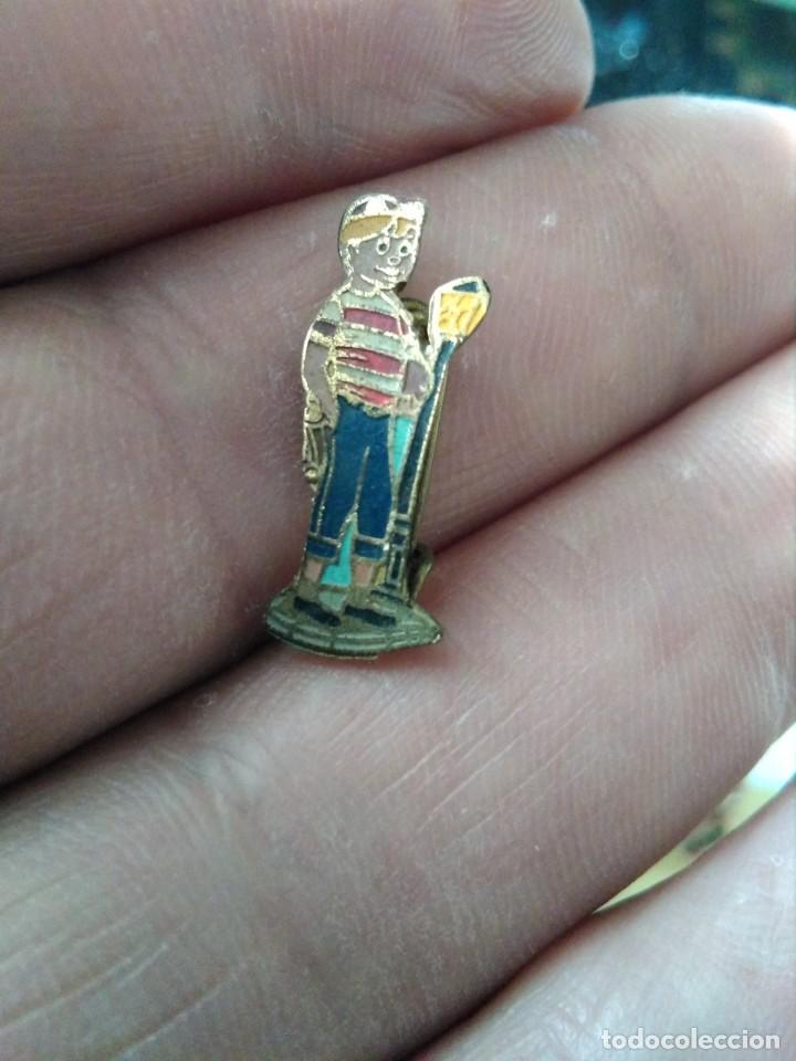 Pins de colecci&oacute;n: Insignia antigua dibujos animados , pillo , golfillo