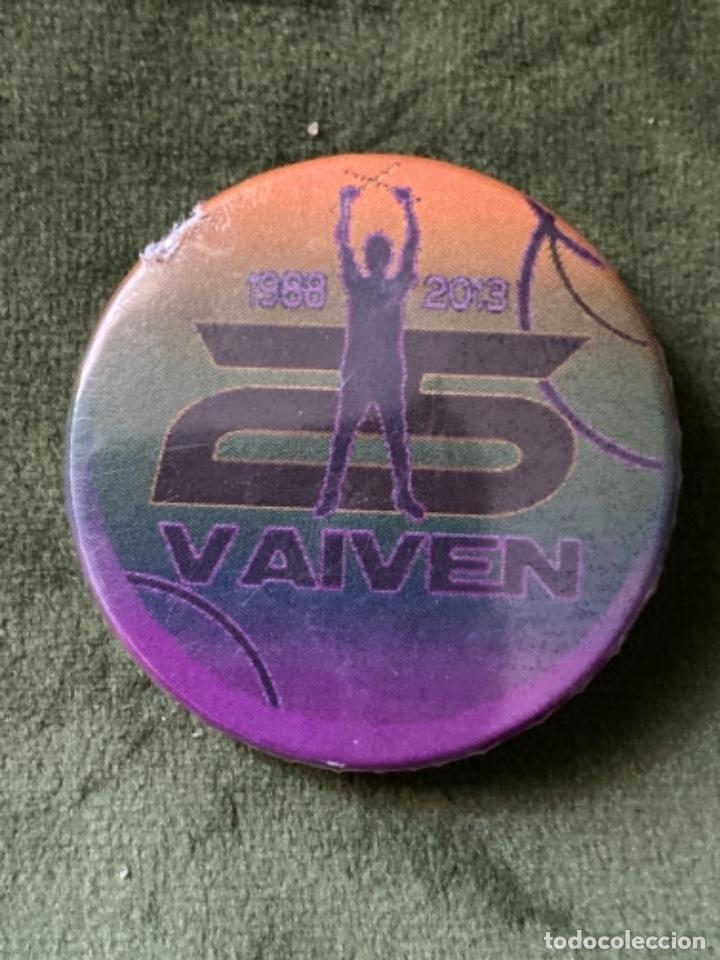 Collection pins: CHAPA CARNAVAL BADAJOZ VAIV&Eacute;N 25 A&Ntilde;OS