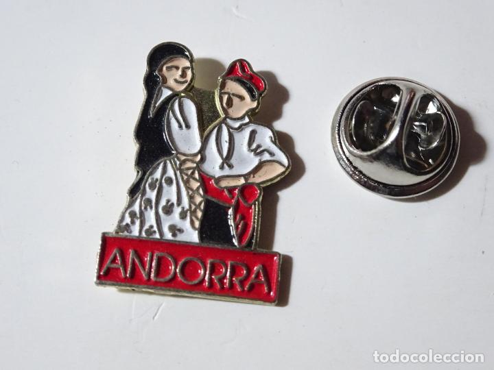 Pin's de collection: PIN DE TURISMO. ANDORRA PAREJITA TRAJES T&Iacute;PICOS