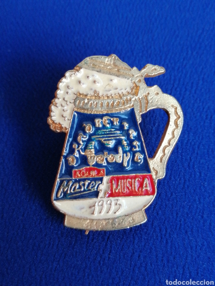 Pin's de collection: CERVEZA &Aacute;GUILA MASTER - DISCOTECA WOOY DISCO (OCTOBERFEST 1993)