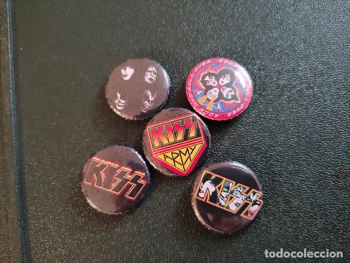 Pins e Spille di collezione: CHAPAS DE KISS - PEQUE&Ntilde;AS HEAVY METAL - ENV&Iacute;O GRATIS