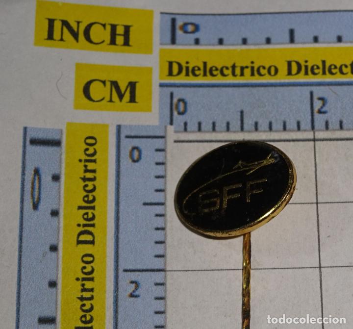 Pin's de collection: INSIGNIA ALFILER DE AVIONES AEROL&Iacute;NEAS. SFF AEROPUERTO? AEROL&Iacute;NEA?
