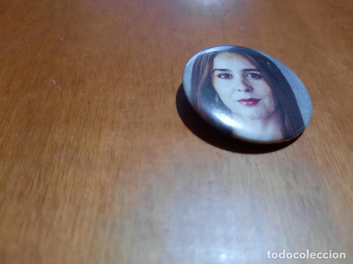 Pins de colecci&oacute;n: PAULA USERO ACTRIZ. CHAPA-PINS. 0,31 MM. DE DI&Aacute;METRO. PARTE ATR&Aacute;S MET&Aacute;LICA. SIN USO. DIFICIL