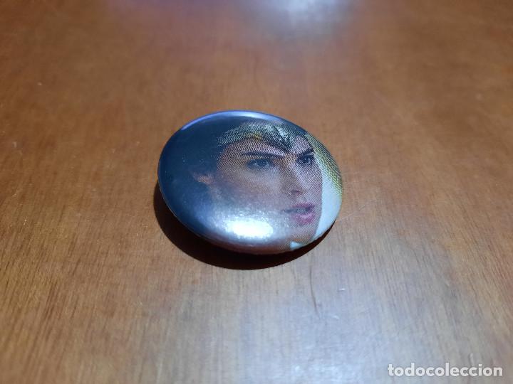 Pins de colecci&oacute;n: WONDER WOMAN. ACTRIZ. CHAPA-PINS. 0,31 MM. DE DI&Aacute;METRO. PARTE ATR&Aacute;S MET&Aacute;LICA. SIN USO. DIFICIL