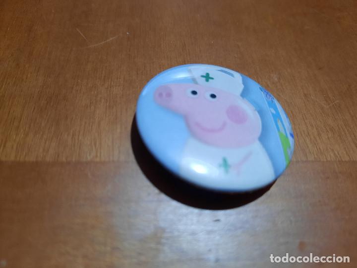 Sammlung von Pins: PEPPA PIG. . CINE CHAPA-PIN. 0,31 MM. DE DI&Aacute;METRO. PARTE ATR&Aacute;S MET&Aacute;LICA. BUEN ESTADO. DIFICIL