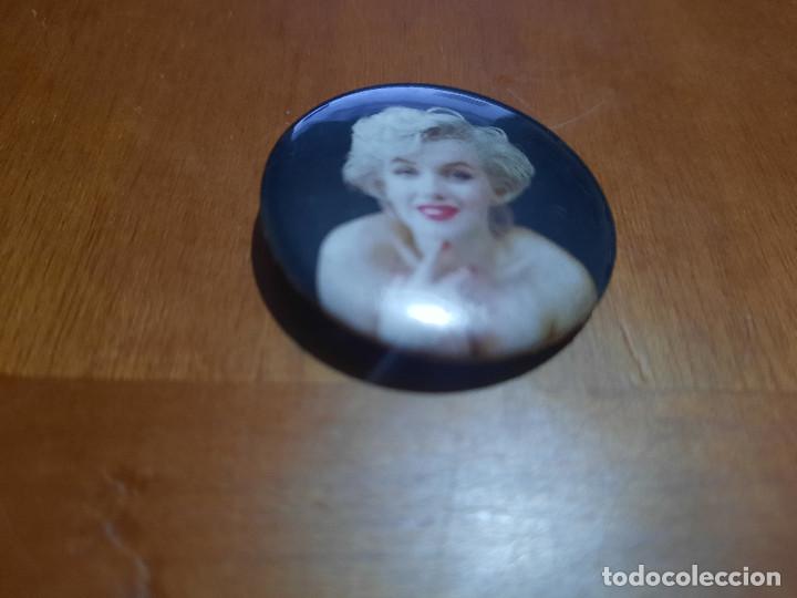 Pins de colecci&oacute;n: MARILYN MONROE A COLOR. CHAPA-PIN. 0,31 MM. DE DI&Aacute;METRO. PARTE ATR&Aacute;S MET&Aacute;LICA. SIN USO.