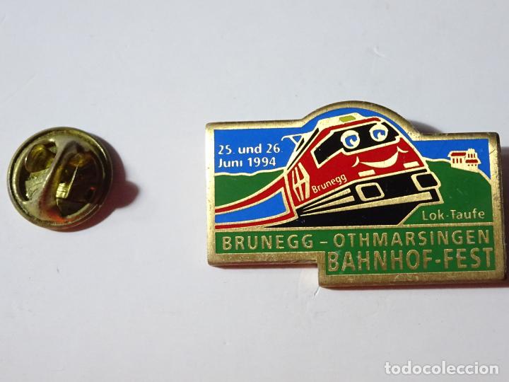 Pins de cole&ccedil;&atilde;o: PIN DE TRENES FERROCARRILES. SUIZA. TREN LOCOMOTORA 1994. BRUNEGG OTHMARSINGEN BAHNHOF FEST