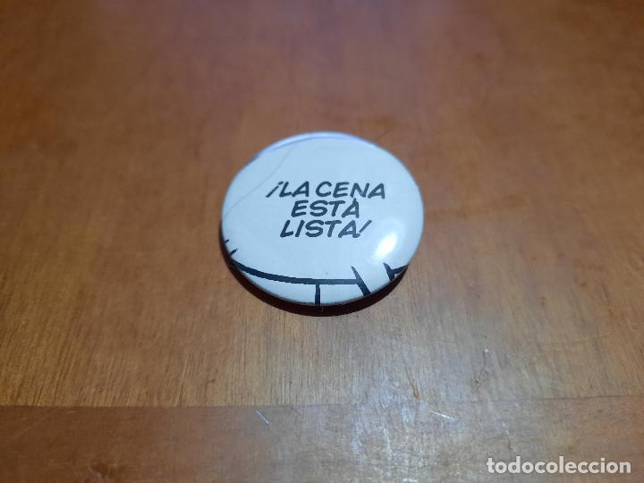 Pins de colecci&oacute;n: LA CENA EST&Aacute; LISTA. CHAPA PIN. 0,311 M. DI&Aacute;METRO. DETR&Aacute;S MET&Aacute;LICA. BUEN ESTADO.