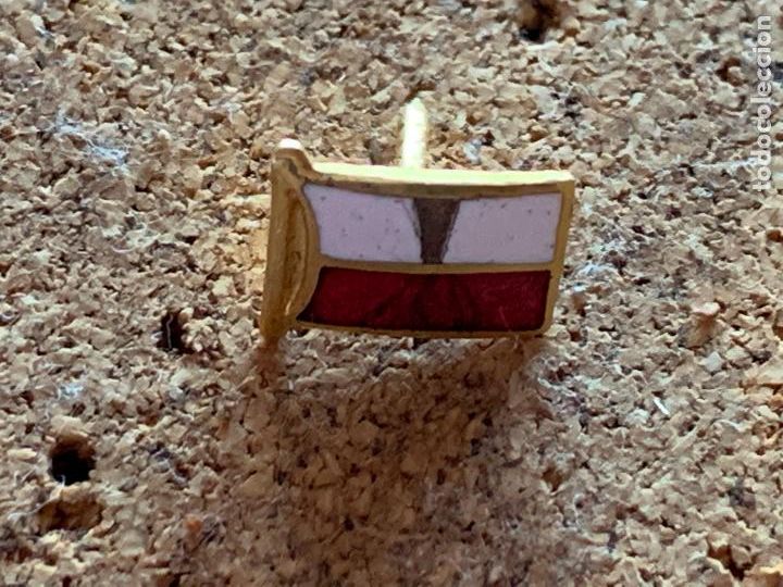 Pins de colecci&oacute;n: PIN BANDERA BLACA Y ROJA