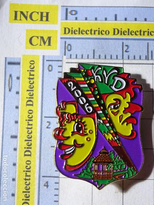 Sammlung von Pins: BROCHE INSIGNIA DE CARNAVAL CARNAVALES. AUSTRIA - ALEMANIA. KVD 2006. M&Aacute;SCARAS
