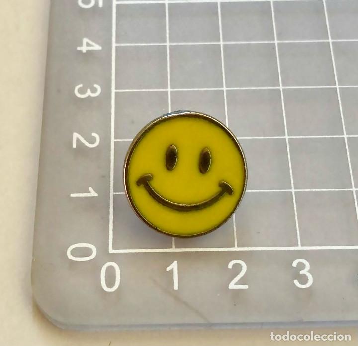 Sammlung von Pins: PIN MET&Aacute;LICO SMILEY SMILE ACID HOUSE