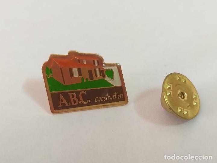 Pins de colecci&oacute;n: Pin publicidad de la Empresa constructora. ABC CONSTRUCTION. - Foto 2