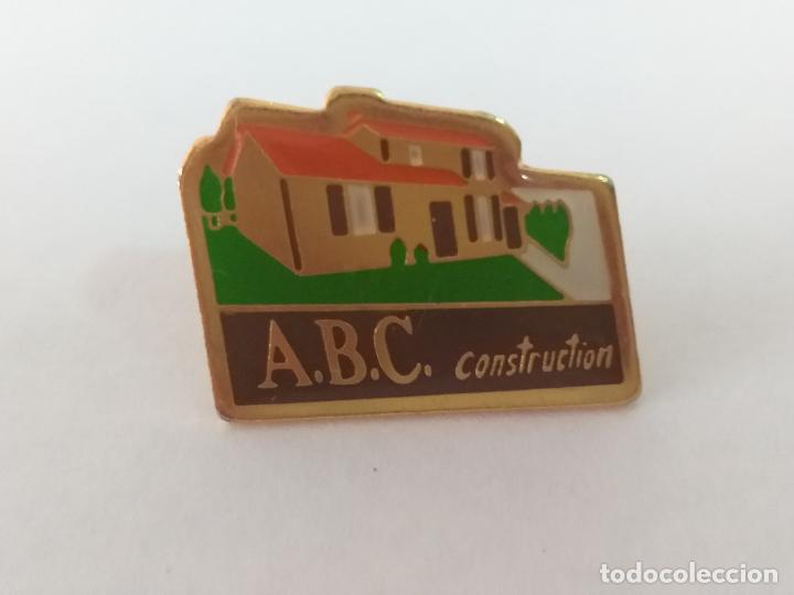 Pins de colecci&oacute;n: Pin publicidad de la Empresa constructora. ABC CONSTRUCTION. - Foto 1