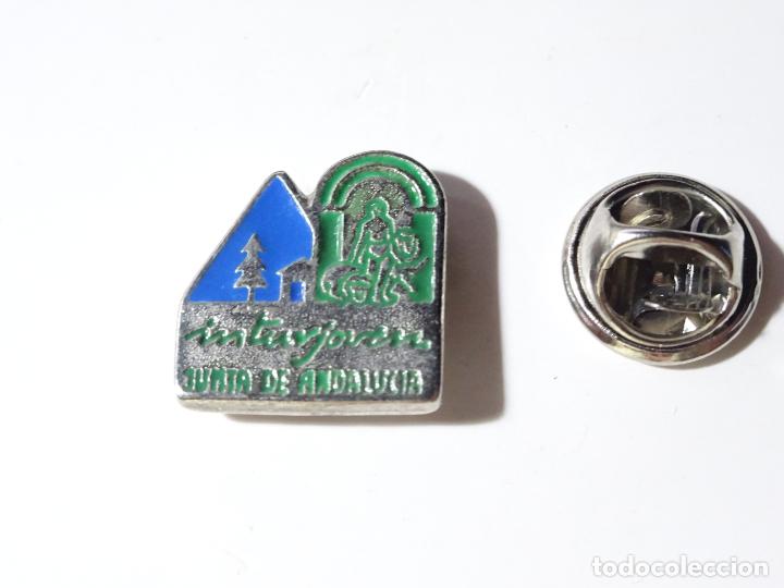 Collection pins: PIN POL&Iacute;TICO SINDICAL. INTERJOVEN, JUNTA DE ANDALUC&Iacute;A