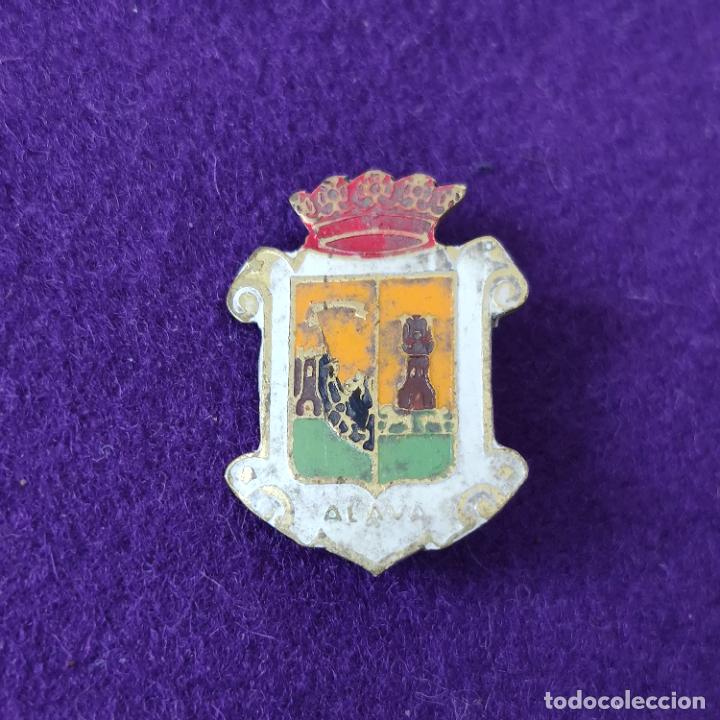 Pins e Spille di collezione: INSIGNIA DE ALFILER. ESCUDO DE ALAVA. PIN PINS. A&Ntilde;OS 50-60.