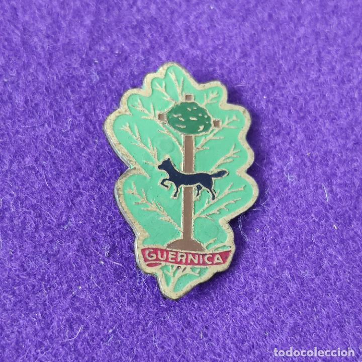Pins e Spille di collezione: INSIGNIA DE ALFILER. ESCUDO ANTIGUO Y RARO DE GUERNICA (VIZCAYA). PIN PINS. A&Ntilde;OS 50-60.