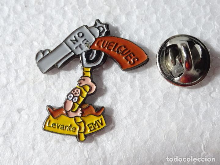 Sammlung von Pins: PIN DE PRENSA PERI&Oacute;DICOS. DIARIO LEVANTE EMV NO TE CUELGUES