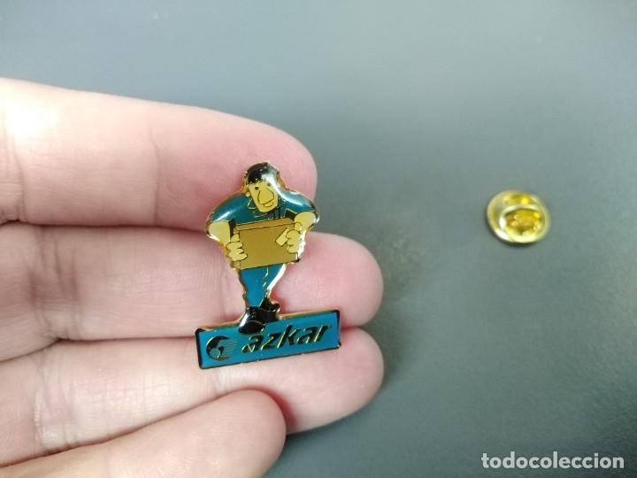 Pins de colecci&oacute;n: Pin de Transportes Azkar. - Foto 1