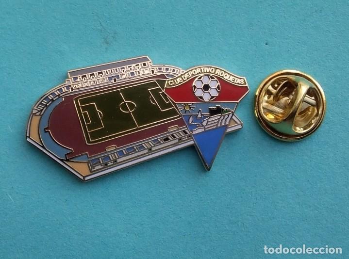 Pins de colecci&oacute;n: PIN FUTBOL - ESCUDO MAS ESTADIO - C.D. ROQUETAS - MUNICIPAL ANTONIO PEROLES - ROQUETAS DEL MAR - ALM