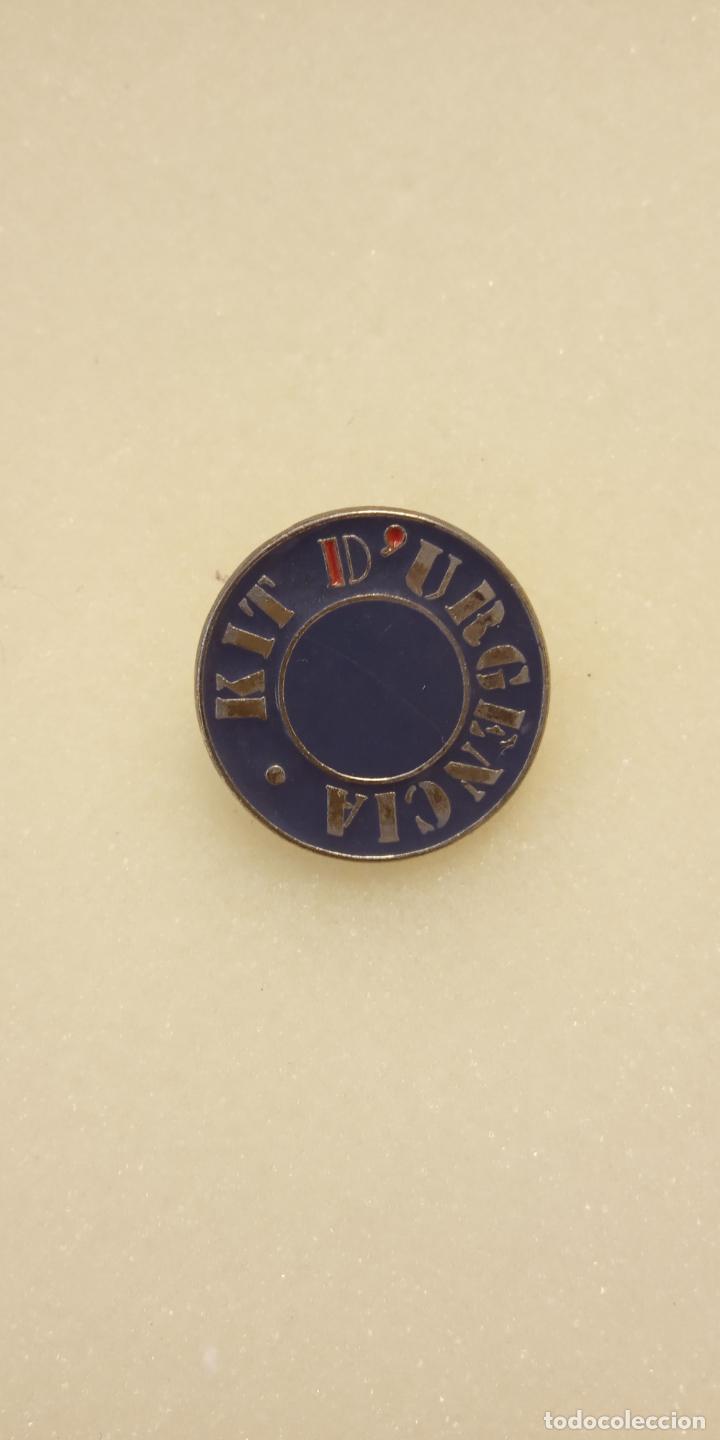 Collection pins: ORIGINAL PIN. KIT D'URGENCIA.