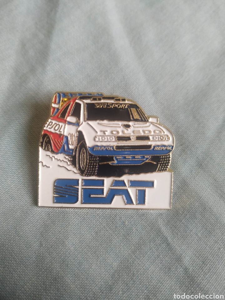 Pins de colecci&oacute;n: Pin todoterreno seat toledo rally Repsol