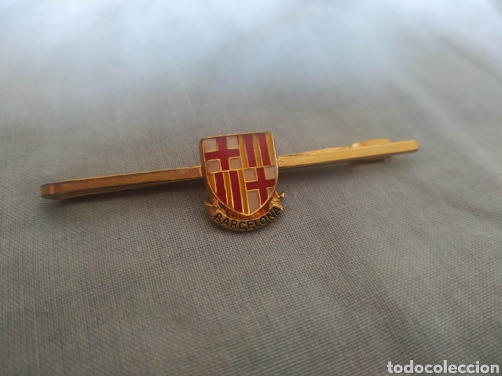 Pin's de collection: Aguja pasa corbatas escudo her&aacute;ldico de Barcelona escudo raro con dos barras .no pin